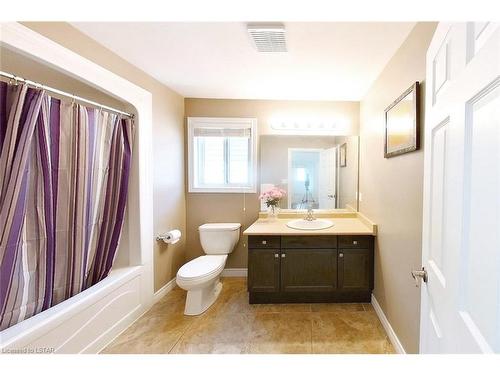 1140 Silverfox Drive, London, ON - Indoor Photo Showing Bathroom