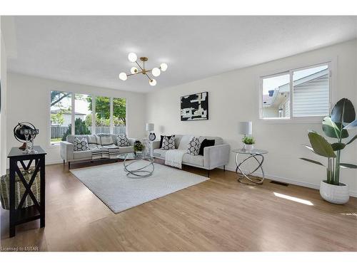 132 Sundridge Crescent, London, ON - Indoor Photo Showing Living Room