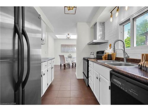 132 Sundridge Crescent, London, ON - Indoor Photo Showing Kitchen With Double Sink With Upgraded Kitchen