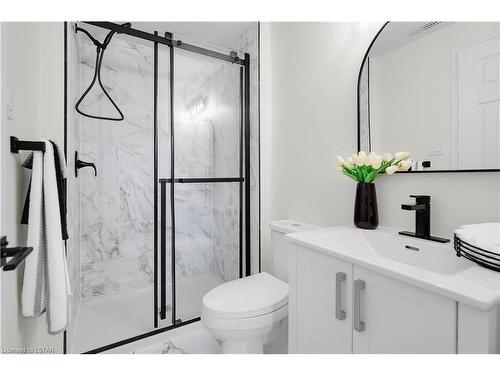 132 Sundridge Crescent, London, ON - Indoor Photo Showing Bathroom