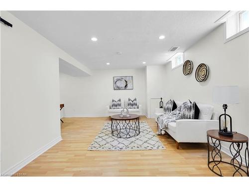 132 Sundridge Crescent, London, ON - Indoor Photo Showing Living Room