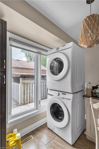19 Stroud Crescent, London, ON - Indoor Photo Showing Laundry Room