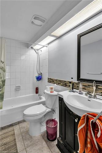 19 Stroud Crescent, London, ON - Indoor Photo Showing Bathroom