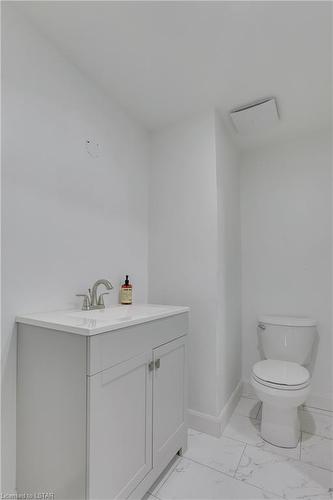 207 Cairn Street, London, ON - Indoor Photo Showing Bathroom