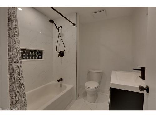 207 Cairn Street, London, ON - Indoor Photo Showing Bathroom