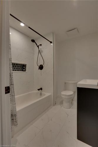 207 Cairn Street, London, ON - Indoor Photo Showing Bathroom