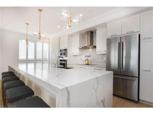 1103-260 Villagewalk Boulevard, London, ON - Indoor Photo Showing Kitchen With Upgraded Kitchen