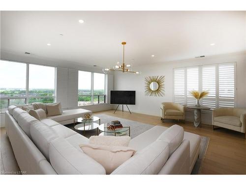 1103-260 Villagewalk Boulevard, London, ON - Indoor Photo Showing Living Room