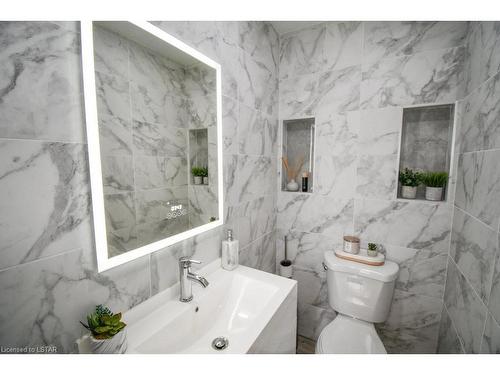 29 Lacey Crescent, London, ON - Indoor Photo Showing Bathroom