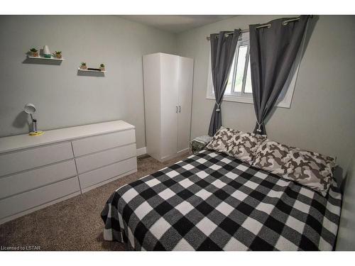 29 Lacey Crescent, London, ON - Indoor Photo Showing Bedroom