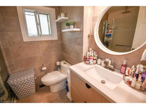 29 Lacey Crescent, London, ON - Indoor Photo Showing Bathroom