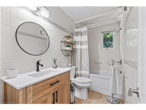 35 Paperbirch Crescent, London, ON - Indoor Photo Showing Bathroom