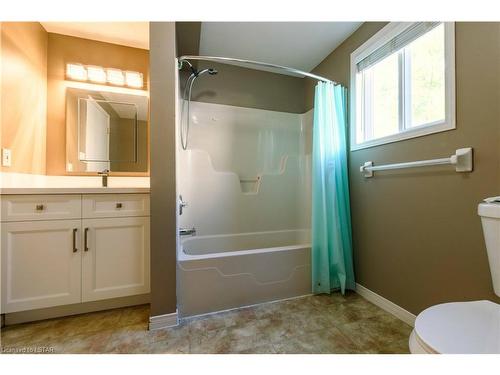 845 Blacksmith Street, London, ON - Indoor Photo Showing Bathroom