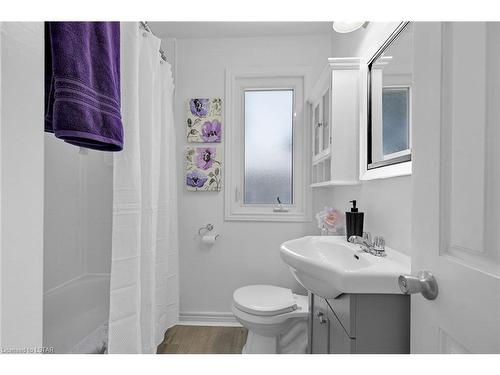 83 Dakin Street, London, ON - Indoor Photo Showing Bathroom