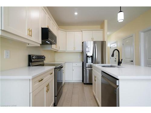 174 Cabot Trail, Chatham, ON - Indoor Photo Showing Kitchen