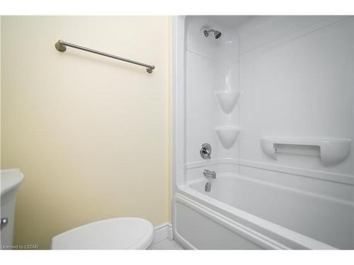 174 Cabot Trail, Chatham, ON - Indoor Photo Showing Bathroom