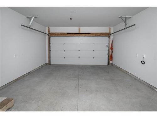 174 Cabot Trail, Chatham, ON - Indoor Photo Showing Garage