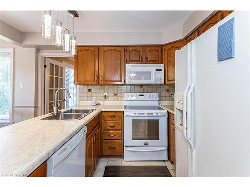 95 Mountainview Crescent, London, ON - Indoor Photo Showing Kitchen With Double Sink