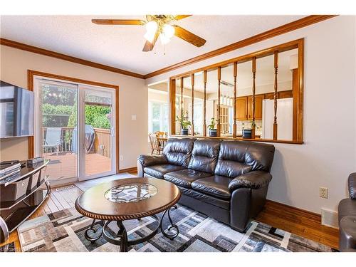 95 Mountainview Crescent, London, ON - Indoor Photo Showing Living Room