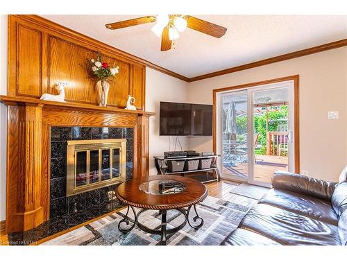 95 Mountainview Crescent, London, ON - Indoor Photo Showing Living Room With Fireplace