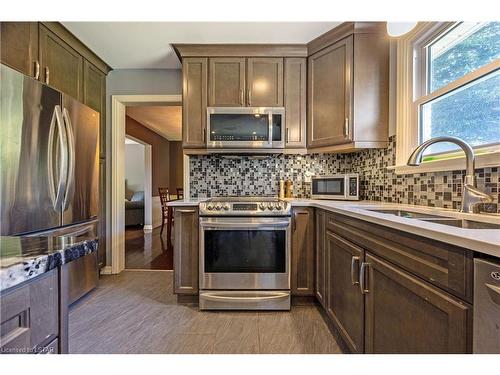 136 Hillsmount Crescent, London, ON - Indoor Photo Showing Kitchen With Double Sink With Upgraded Kitchen