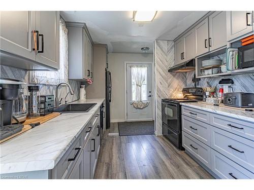 17 Stoney Court, Tillsonburg, ON - Indoor Photo Showing Kitchen With Upgraded Kitchen
