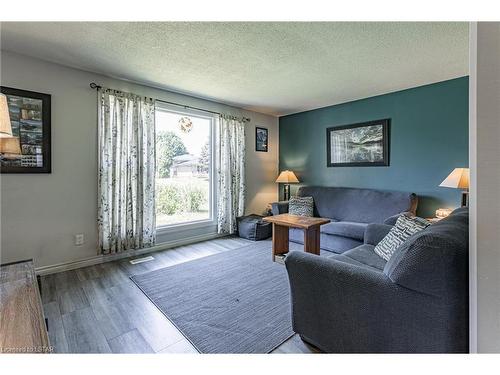 17 Stoney Court, Tillsonburg, ON - Indoor Photo Showing Living Room