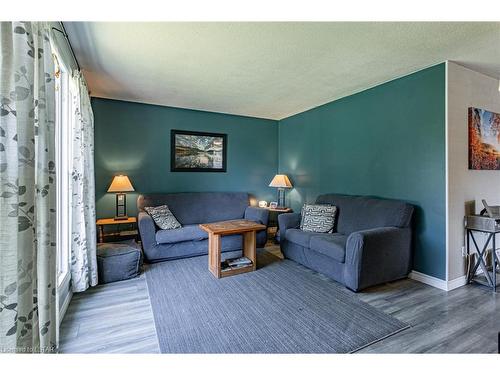 17 Stoney Court, Tillsonburg, ON - Indoor Photo Showing Living Room