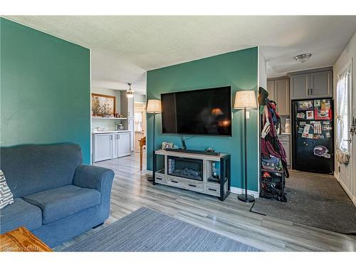 17 Stoney Court, Tillsonburg, ON - Indoor Photo Showing Living Room