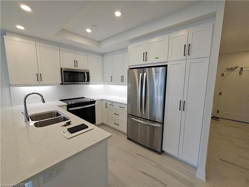 314-1975 Fountain Grass Drive, London, ON - Indoor Photo Showing Kitchen With Double Sink With Upgraded Kitchen