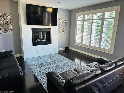 1177 Coronation Drive, London, ON - Indoor Photo Showing Living Room With Fireplace