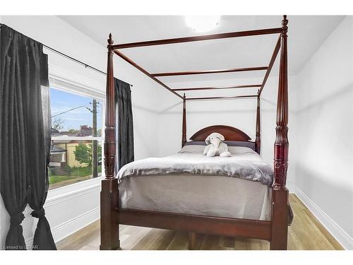 86 Kains Street, St. Thomas, ON - Indoor Photo Showing Bedroom