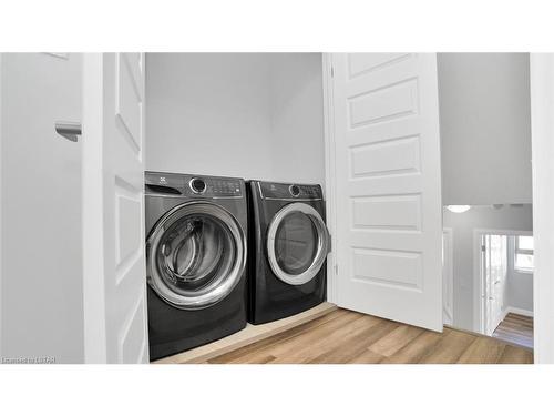 22-819 Kleinburg Drive, London, ON - Indoor Photo Showing Laundry Room