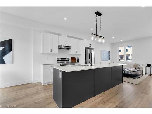 60-1595 Capri Crescent, London, ON - Indoor Photo Showing Kitchen With Upgraded Kitchen