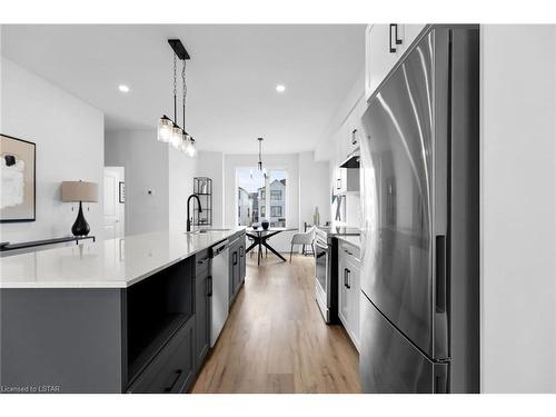 60-1595 Capri Crescent, London, ON - Indoor Photo Showing Kitchen With Upgraded Kitchen