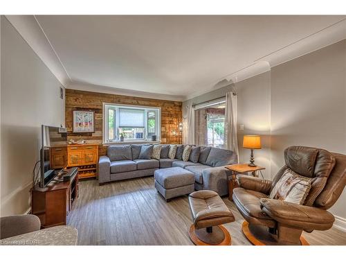 595 Dufferin Avenue, London, ON - Indoor Photo Showing Living Room