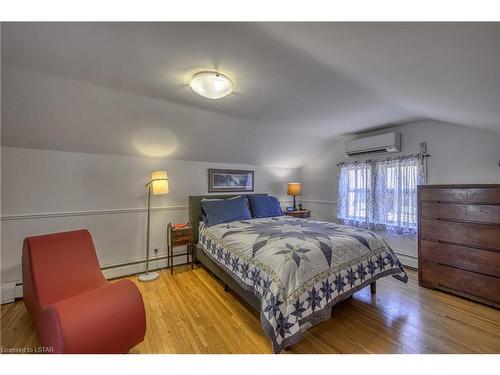 595 Dufferin Avenue, London, ON - Indoor Photo Showing Bedroom