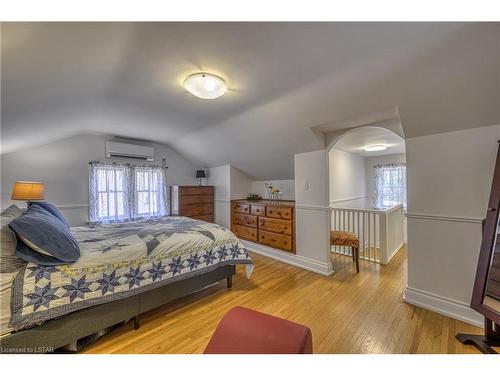 595 Dufferin Avenue, London, ON - Indoor Photo Showing Bedroom