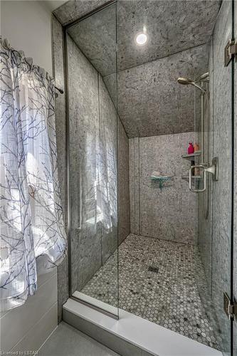 595 Dufferin Avenue, London, ON - Indoor Photo Showing Bathroom