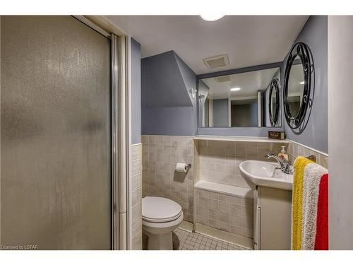 595 Dufferin Avenue, London, ON - Indoor Photo Showing Bathroom