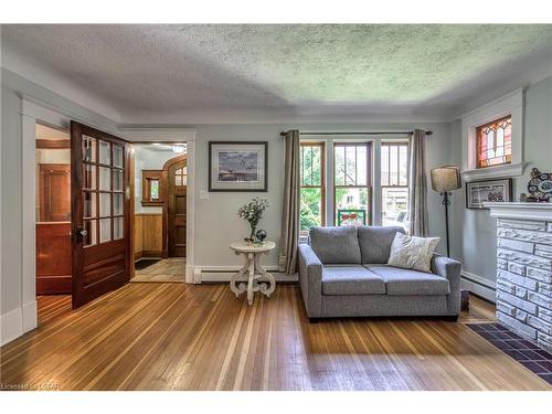 595 Dufferin Avenue, London, ON - Indoor Photo Showing Living Room