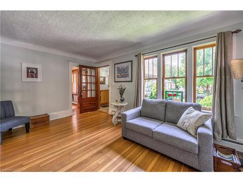 595 Dufferin Avenue, London, ON - Indoor Photo Showing Living Room