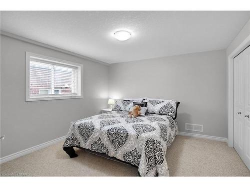 1670 Cedarcreek Crescent, London, ON - Indoor Photo Showing Bedroom