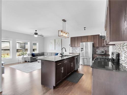 412 Blackacres Boulevard, London, ON - Indoor Photo Showing Kitchen With Upgraded Kitchen