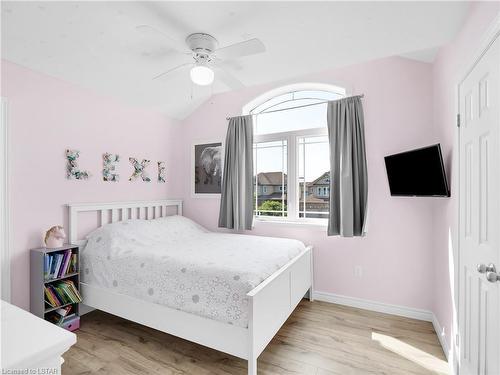 412 Blackacres Boulevard, London, ON - Indoor Photo Showing Bedroom