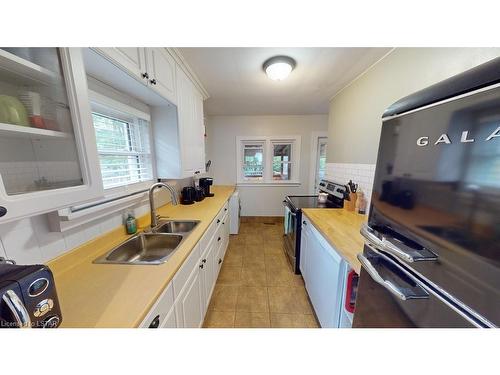 881 Adelaide Street N, London, ON - Indoor Photo Showing Kitchen With Double Sink