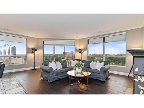 908-250 Pall Mall Street, London, ON - Indoor Photo Showing Living Room