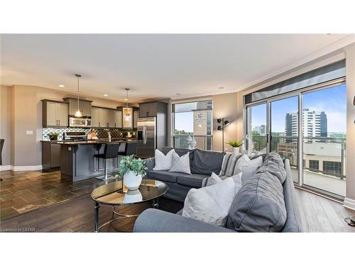 908-250 Pall Mall Street, London, ON - Indoor Photo Showing Living Room