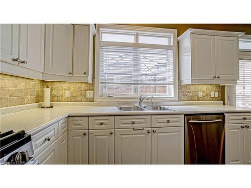 322 Chambers Place, London, ON - Indoor Photo Showing Kitchen With Double Sink
