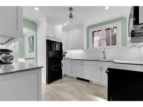 11 Chalmers Street, London, ON - Indoor Photo Showing Kitchen